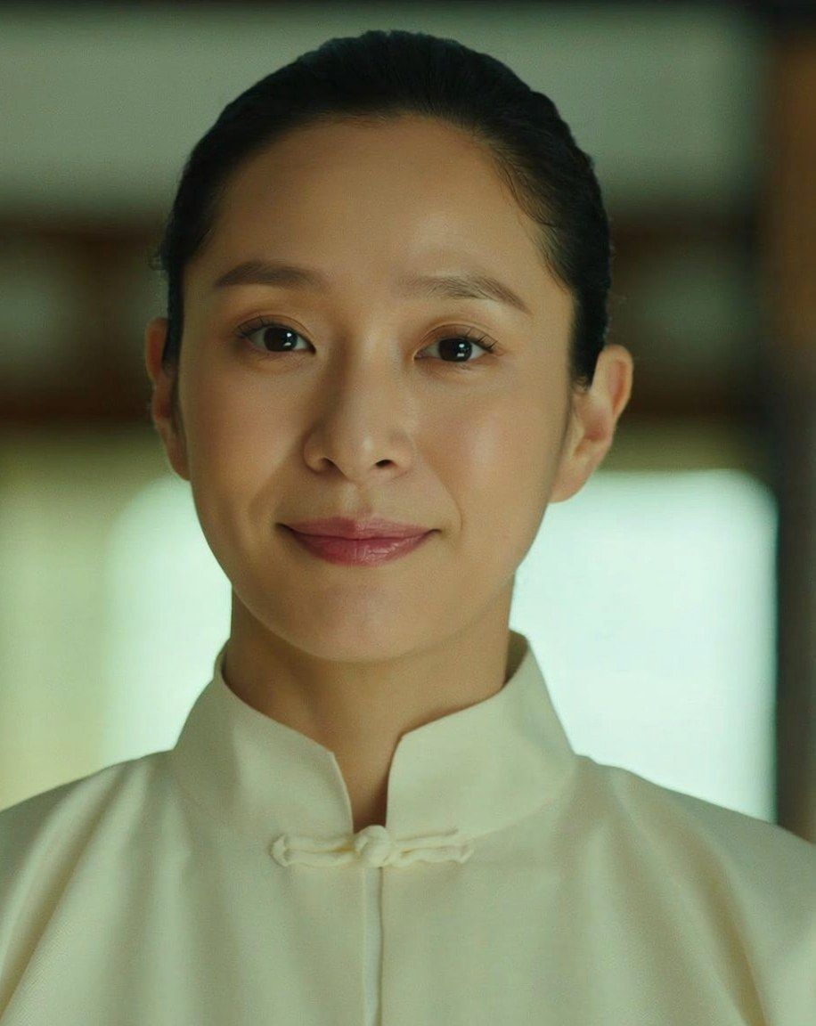 이서연 대표원장 — 아이보리 진료복을 입은 한의사
